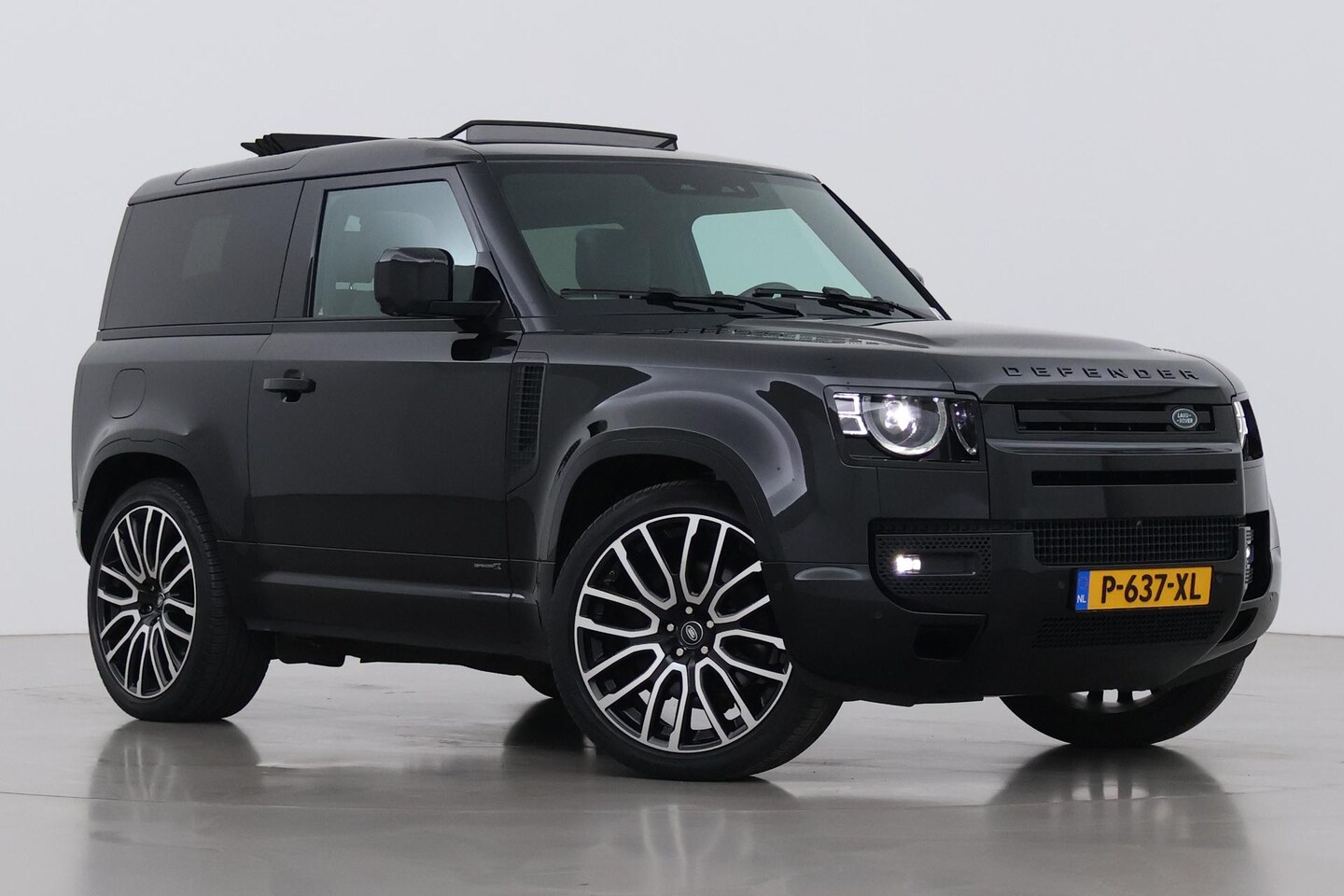 Land Rover Defender 90 - D300 X | BTW | 23 Inch | Canvas Vouwdak | ClearSight | Trekhaak | Head-Up | Koelbox | Meri - AutoWereld.nl
