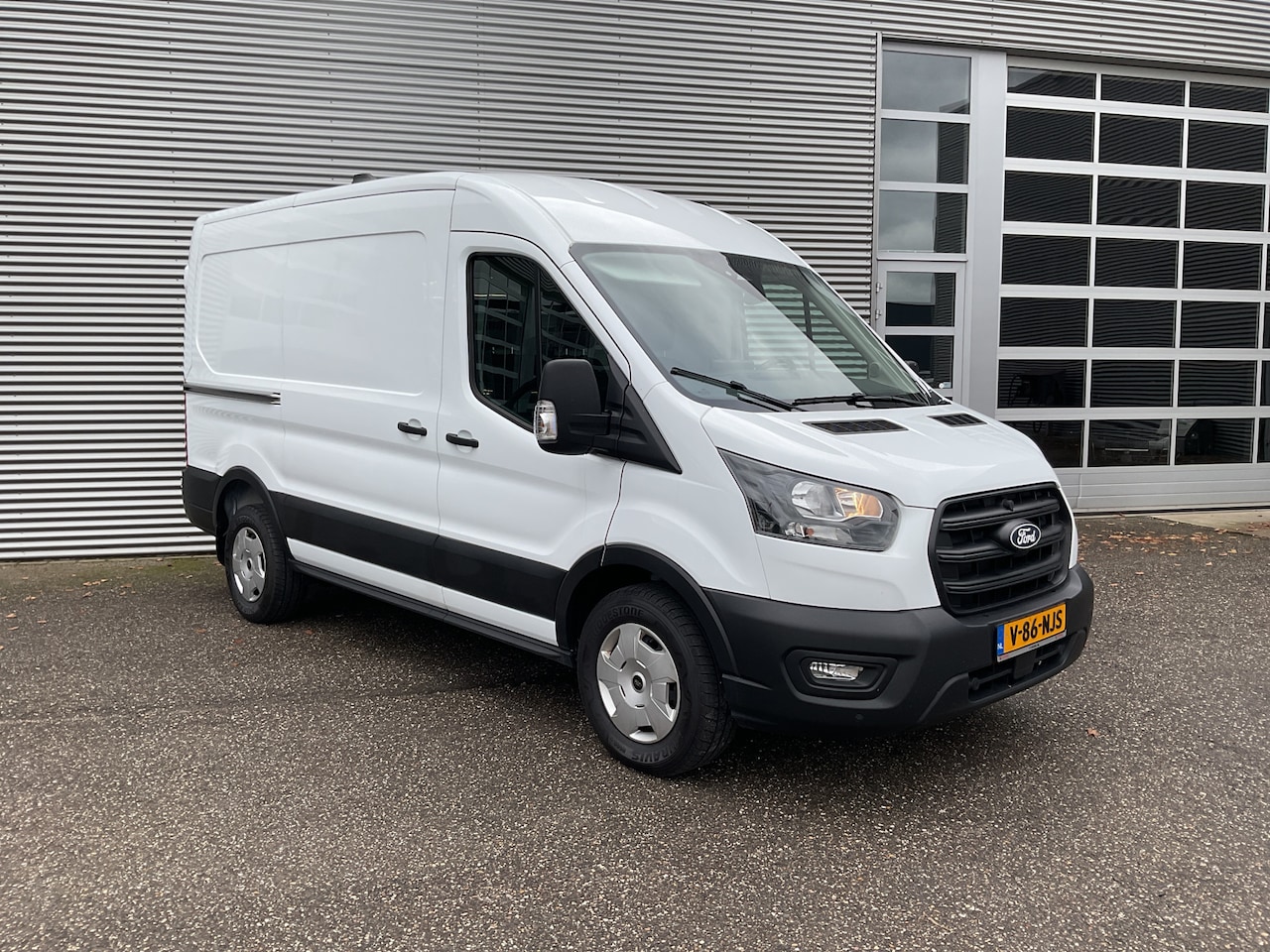Ford Transit - 2.0 TDCI 165 pk Aut. L2H2 Standkachel/ 2.8t Trekverm./ Omvormer/ Carplay/ Climate/ Cruise/ - AutoWereld.nl