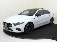 Mercedes-Benz A-klasse - 250 e Luxury Line /Panoramadak /19 Inch /Nightpakket /18.868 KM