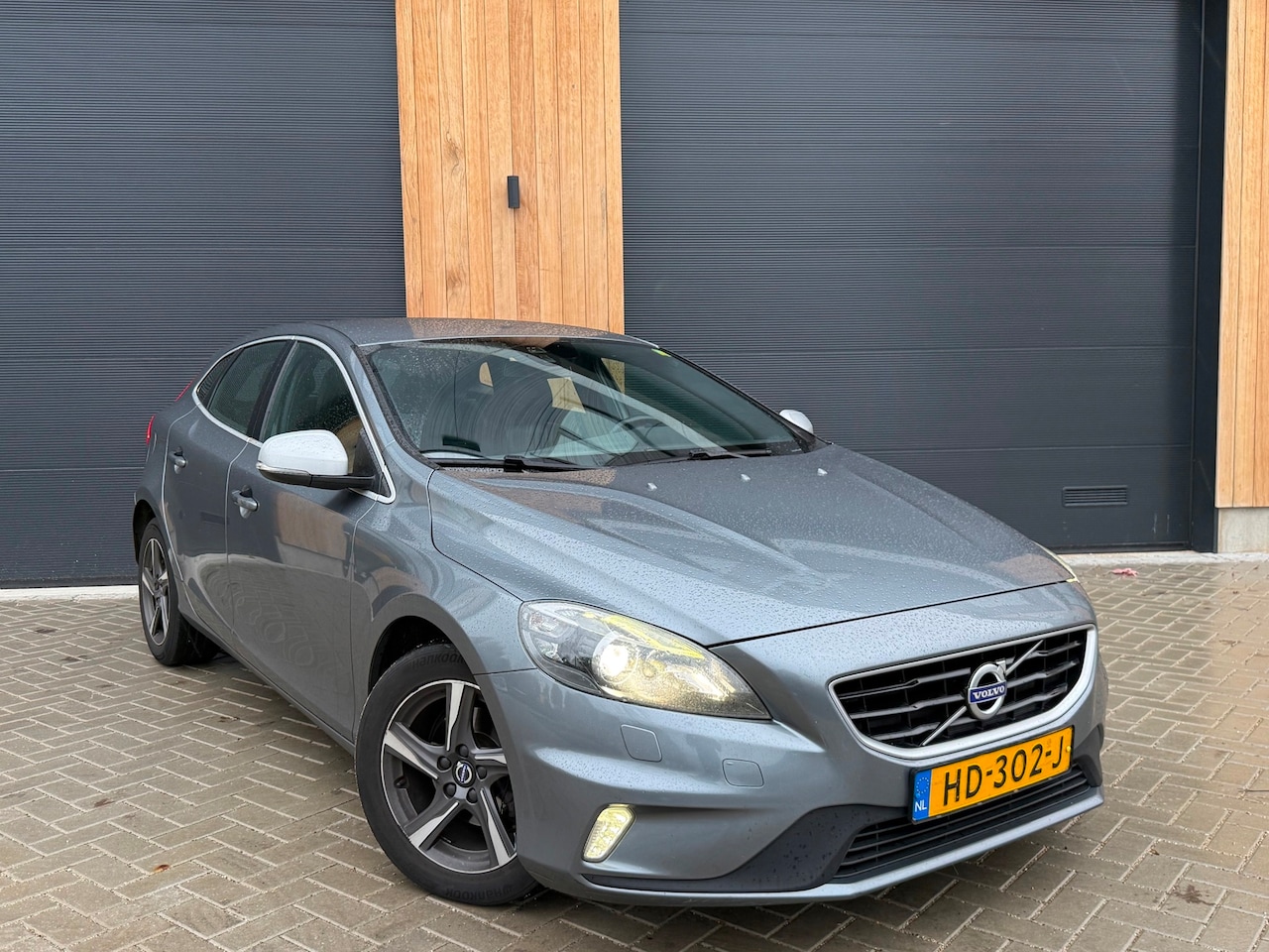 Volvo V40 - 2.0 D2 R-Design (bj 2015) XENON|NAVI|LEER|APK:10-2027|MOOIE AUTO - AutoWereld.nl