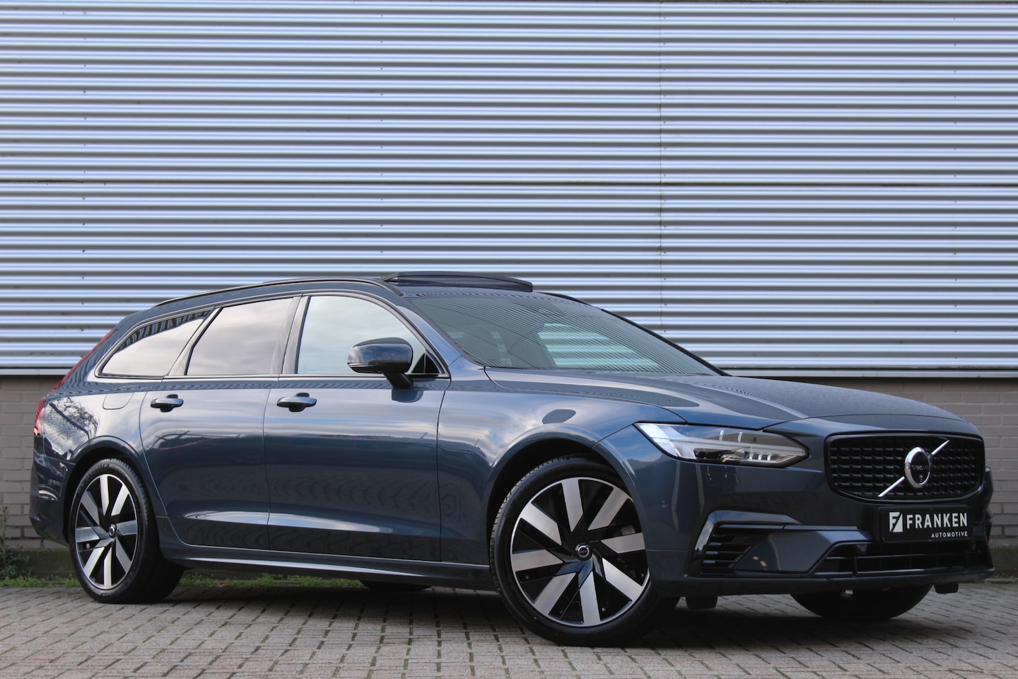 Volvo V90 - 2.0 T8 Plug-in hybrid AWD Ultra Dark | B&W | Panoramadak | Head-up | Stoel-/Stuurverwarmin - AutoWereld.nl