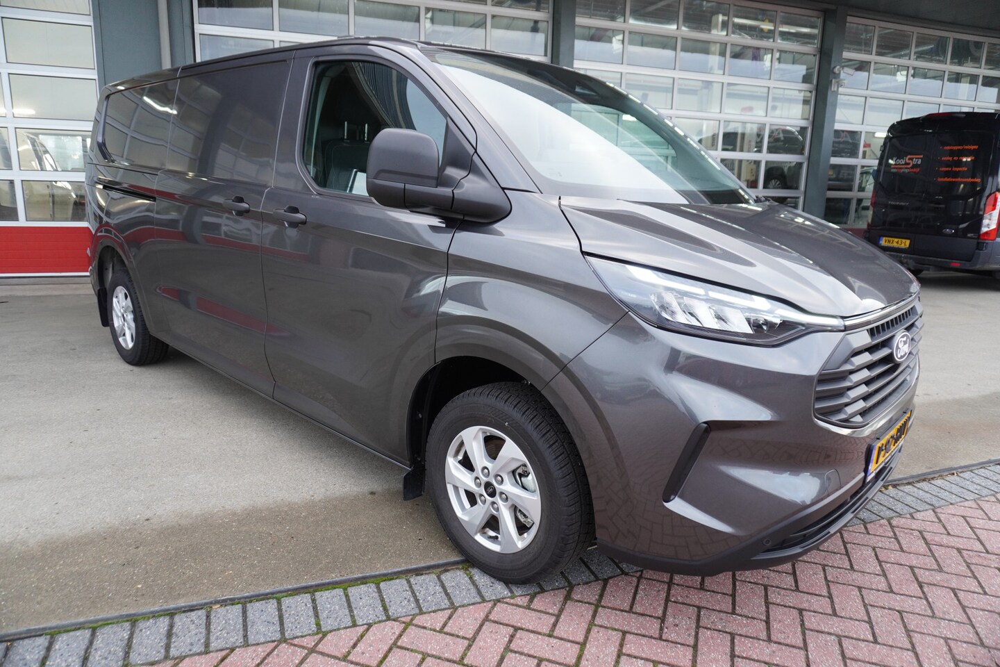 Ford Transit Custom - 320L 2.0 TDCI 136PK L2H1 Trend Achterklep Schuifdeur L / R Nr. V040 | Airco | Cruise | Cam - AutoWereld.nl