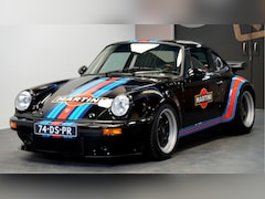 Porsche 911 - 3.5 Twin Turbo Outlaw Martini Racing – 560 pk – unieke restomod" volledig xPell, UNIEK NIE