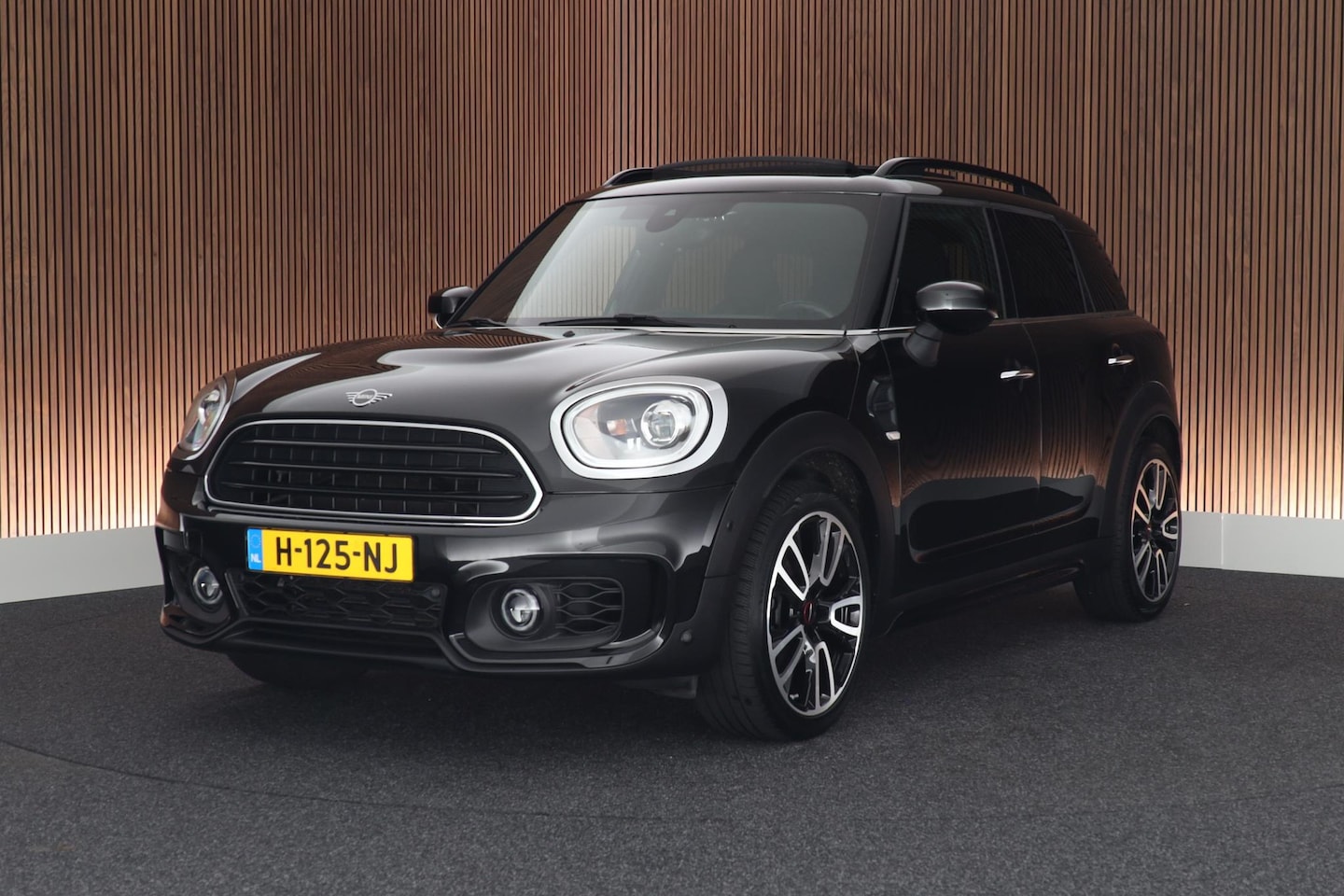 MINI Countryman - 1.5 Cooper 136pk H6 JCW Panoramadak LED harman/kardon HUD Keyless Navigatie - AutoWereld.nl