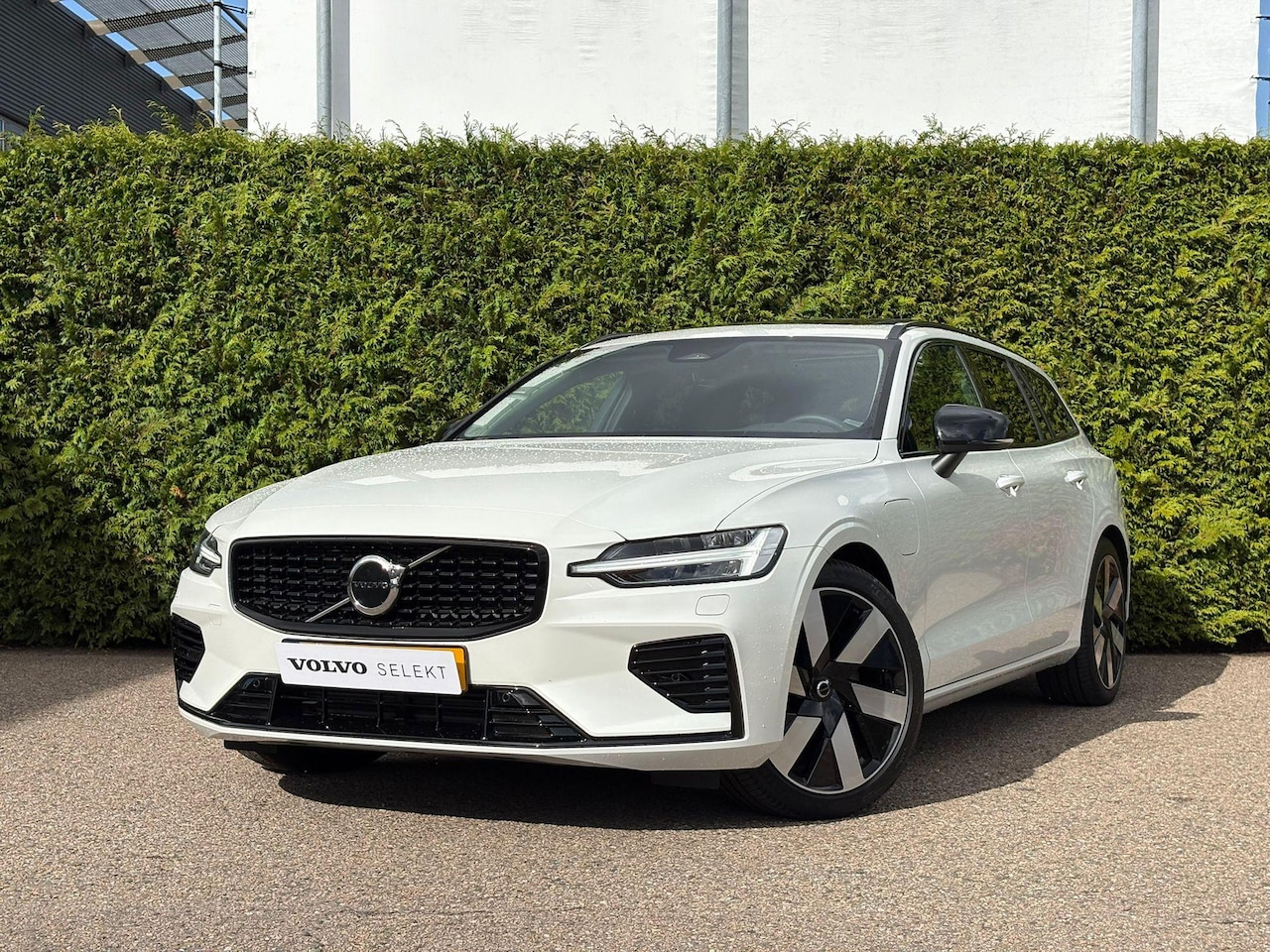 Volvo V60 - T8 Plug-in hybrid AWD Ultra Dark | Trekhaak | Panoramadak | Stoel + stuurverwarming | Harm - AutoWereld.nl