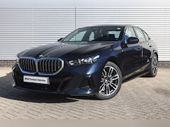 BMW 5-serie - 520i M Sport Automaat / Panoramadak / Adaptieve LED / Parking Assistant / M Sportonderstel