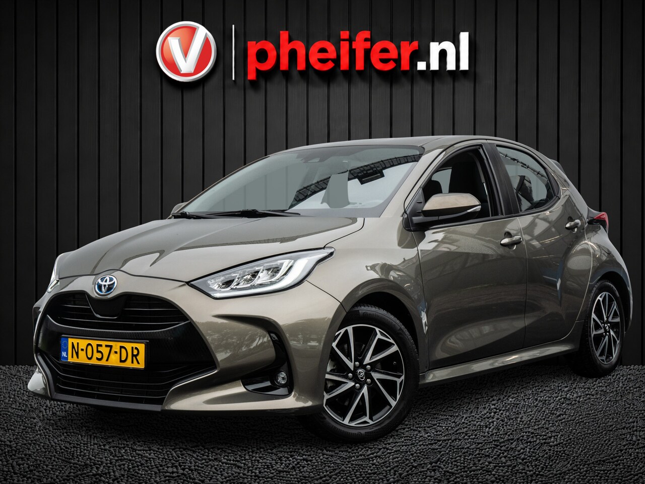 Toyota Yaris - 1.5 Hybrid Dynamic Trekhaak/ Carplay/ Full led/ Adapt. cruise/ Camera/ Lmv/ Navigatie Apps - AutoWereld.nl