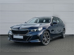 BMW 5-serie Touring - 550e xDrive M Sport Automaat / Panoramadak / Trekhaak / Adaptief onderstel professional /