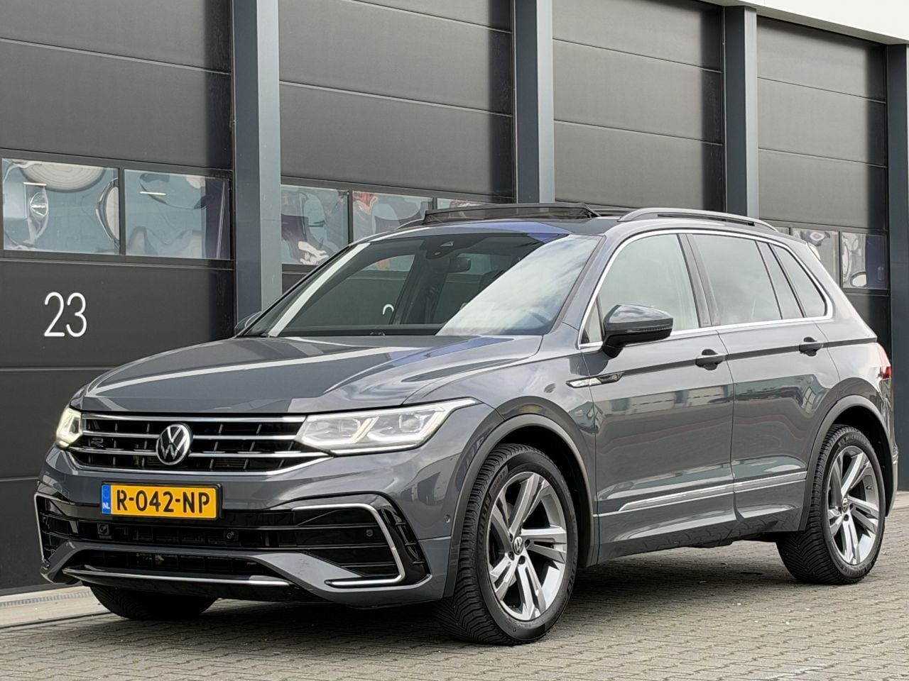Volkswagen Tiguan - 2.0 TDI R-Line Head-Up Camera Pano Clima - AutoWereld.nl