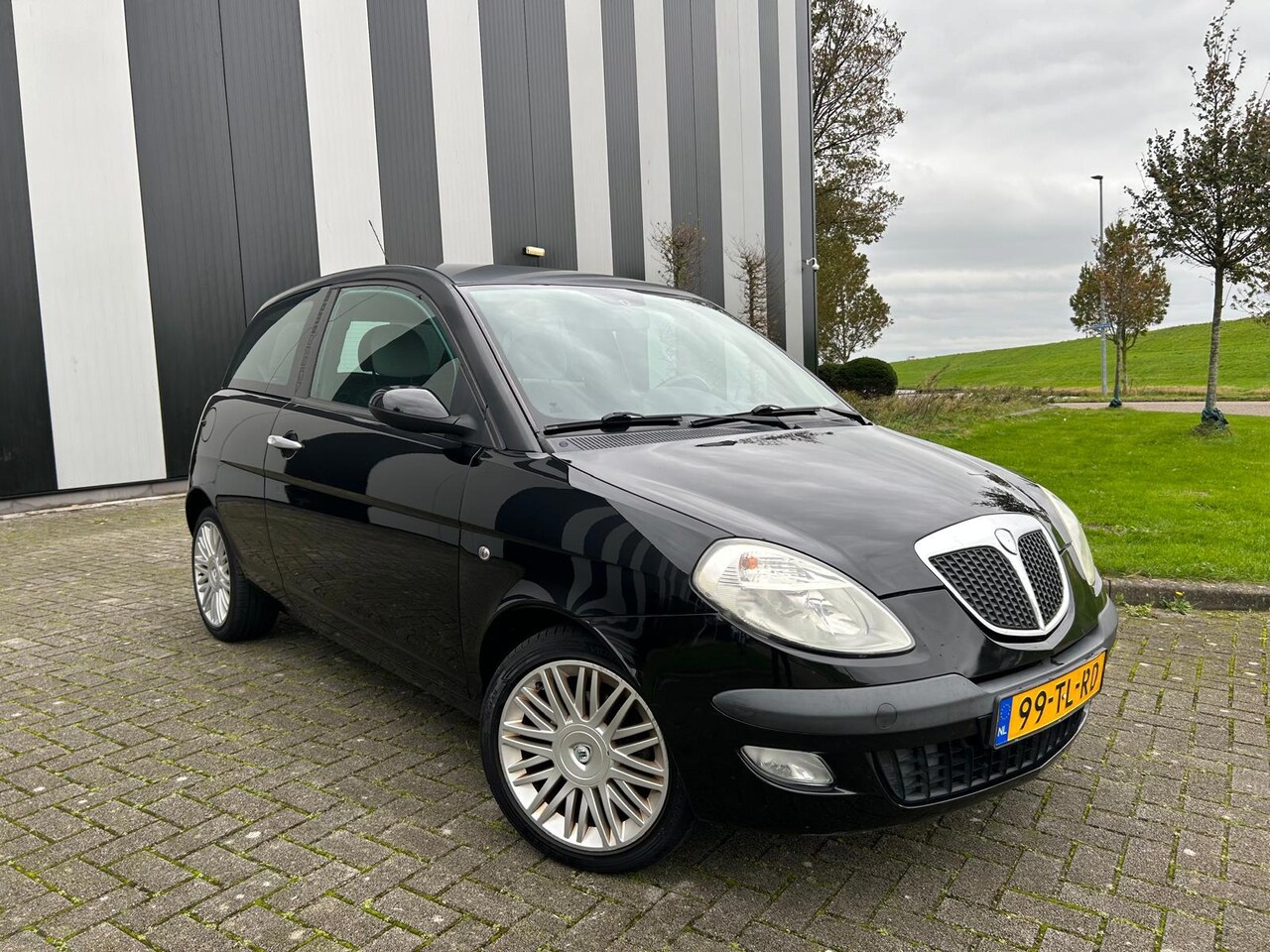 Lancia Y(psilon) - Ypsilon 1.4-16V MomoDesign Nw APK-Lage Km-Airco-Lmv-Elekpakket - AutoWereld.nl