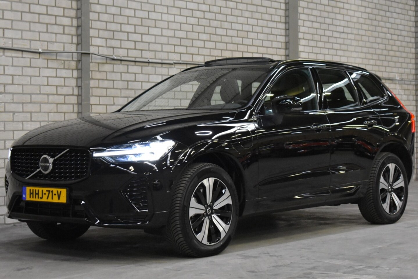 Volvo XC60 - T6 350PK AWD Plus Dark | Trekhaak | 360 | Allseason banden | - AutoWereld.nl