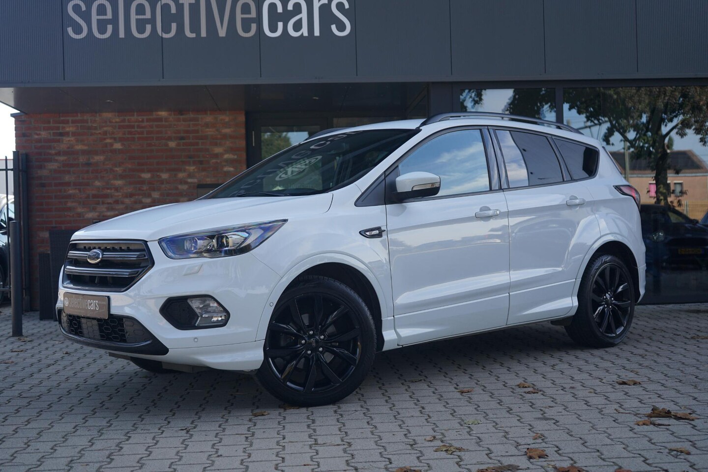 Ford Kuga - 1.5 EcoBoost ST-Line 1.5 EcoBoost ST Line , Frost White, Zwart optiek, 18''LM, Trekhaak, Cruise, AppleCarplay, - AutoWereld.nl