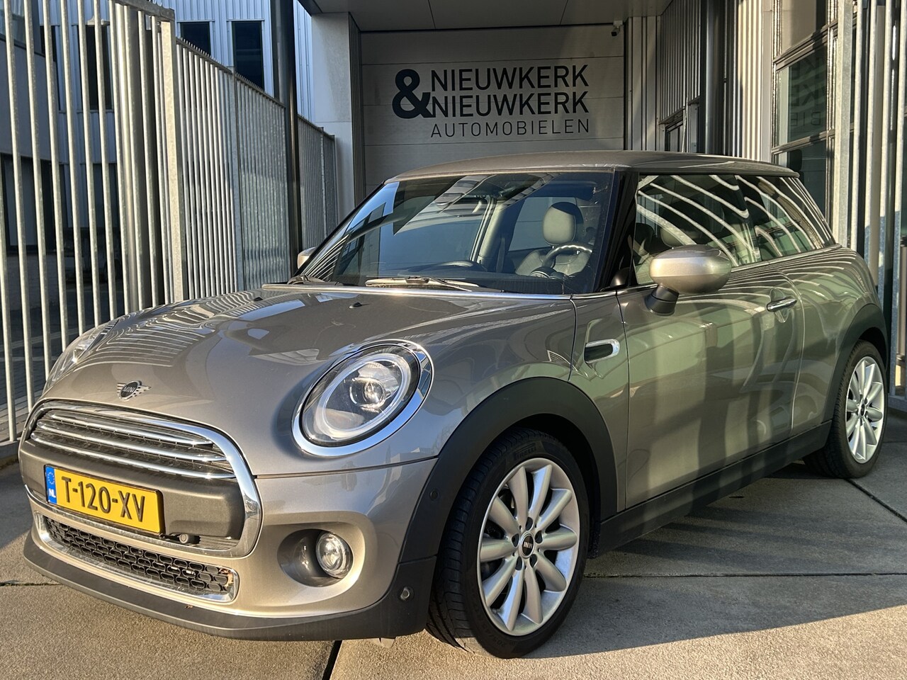 MINI One - Mini 1.5 Chili | AUTOMAAT | LEDER | CARPLAY/ANDROID | NAVI | CRUISE CONTROL | LMV 17'' | P - AutoWereld.nl