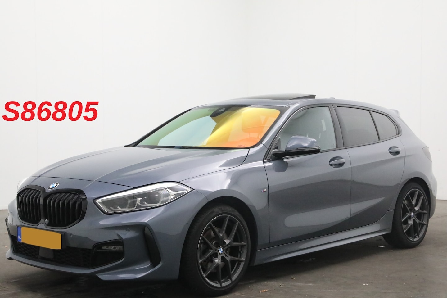 BMW 1-serie - 118i High Executive M-Sport Pano HUD H/K SHZ LrHZ Camera - AutoWereld.nl