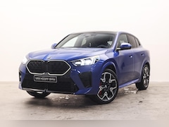 BMW X2 - sDrive20i M Sport Automaat / Panoramadak / Trekhaak / M Sportstoelen / Head-Up / Parking A