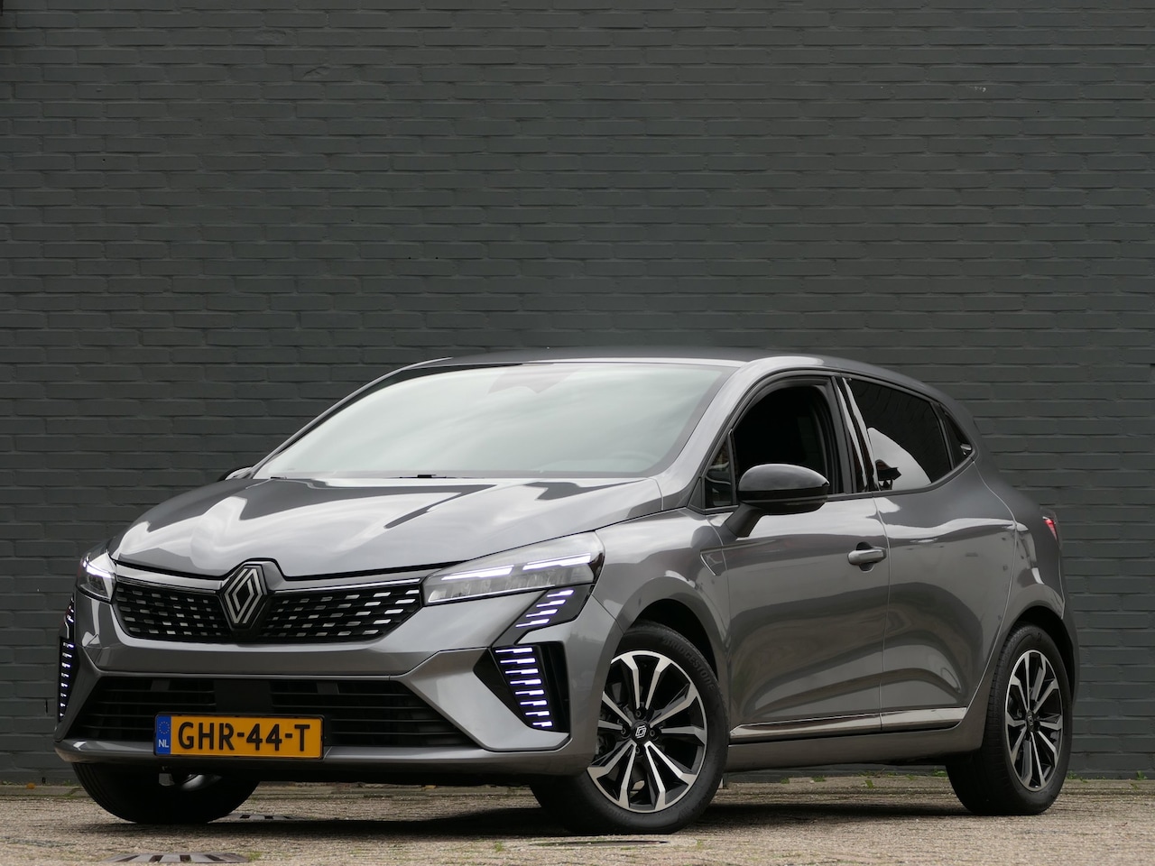 Renault Clio - 1.6 E-Tech Full Hybrid 145 Techno Camera | Led | Carplay | LM Velgen - AutoWereld.nl