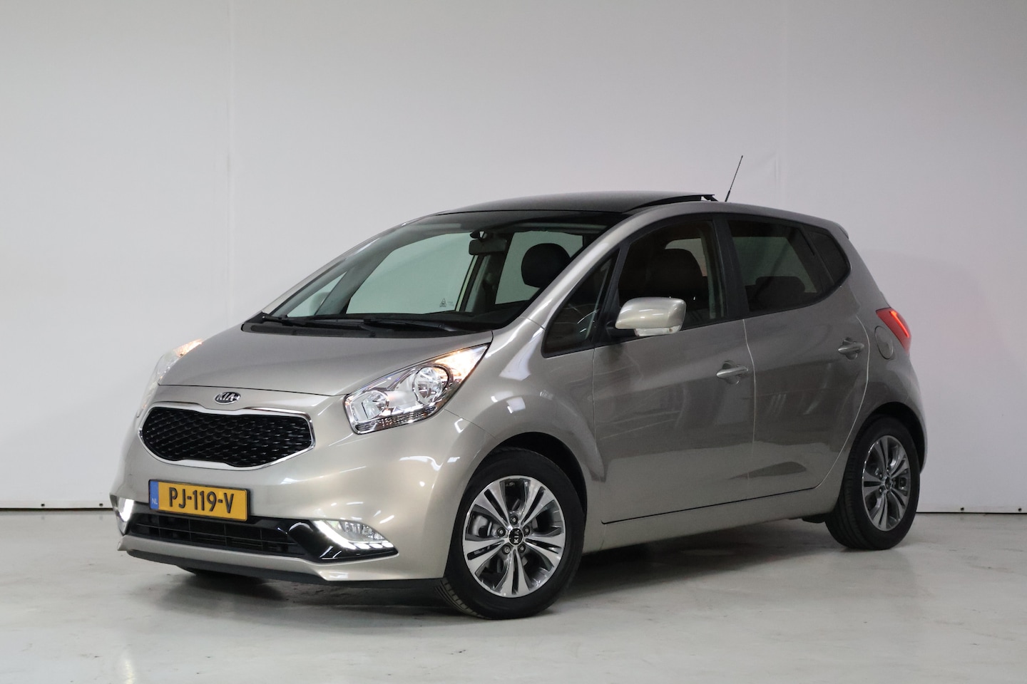 Kia Venga - 1.4 CVVT Summer Edition | Pano | Camera | Cruise | NL-Auto | 43DKM! - AutoWereld.nl