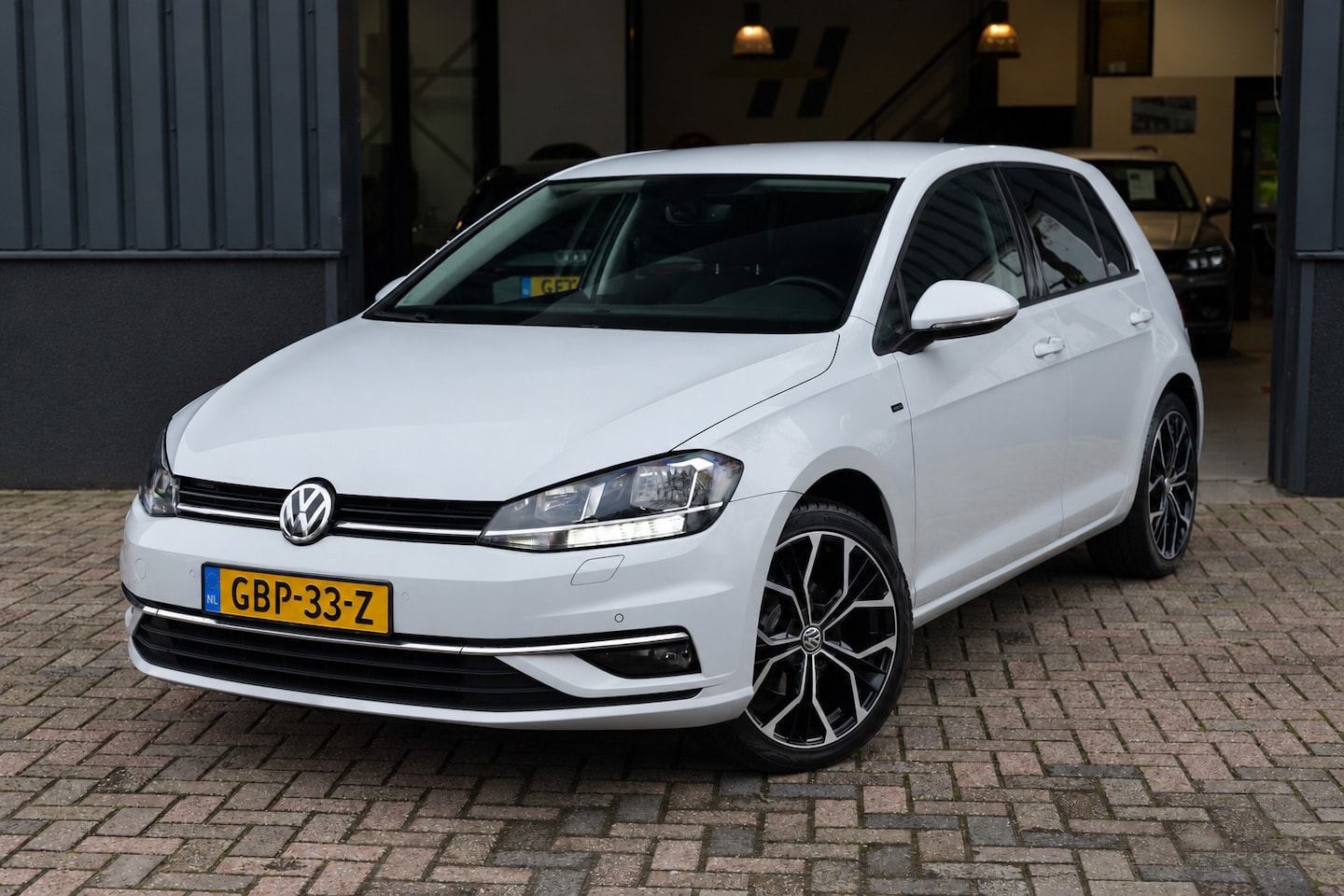 Volkswagen Golf - 1.0 TSI Highline DSG|CarPlay|Stoelverw|18inch - AutoWereld.nl