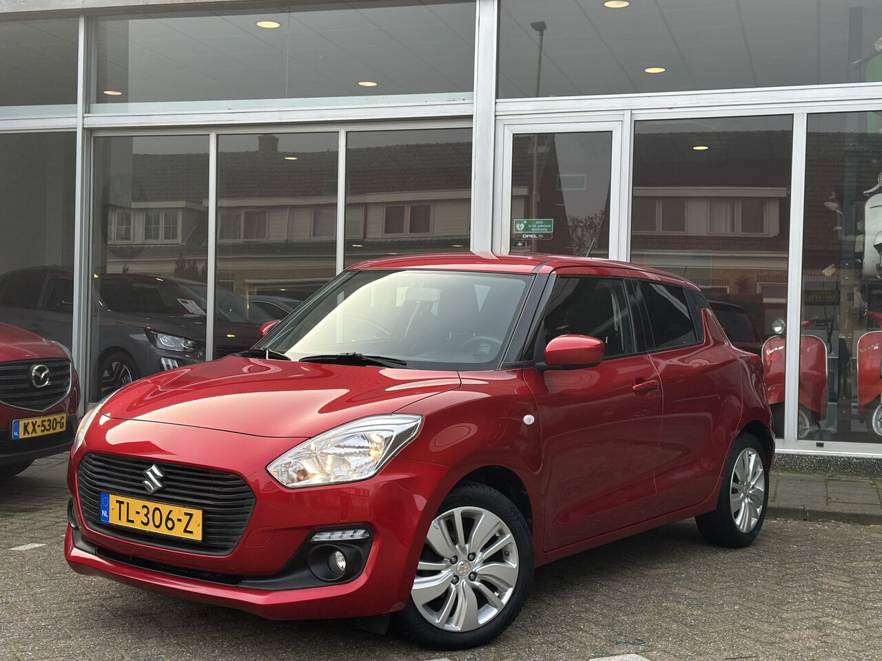 Suzuki Swift - 1.2 Select 90PK 5-drs Apple Carplay/Android Auto/Stoelverwarming/LM velgen - AutoWereld.nl