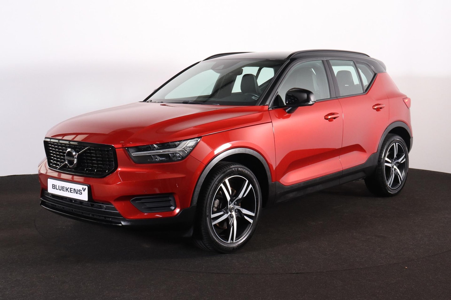Volvo XC40 - T4 R-Design - IntelliSafe Assist & Surround - Harman/Kardon audio - Parkeercamera achter - - AutoWereld.nl
