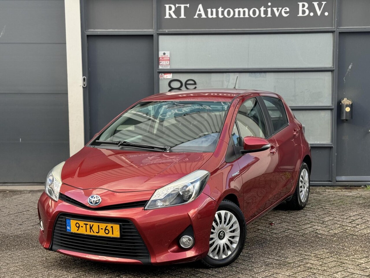 Toyota Yaris - 1.5 Full Hybrid Aspiration Navi / Dealer OH - AutoWereld.nl