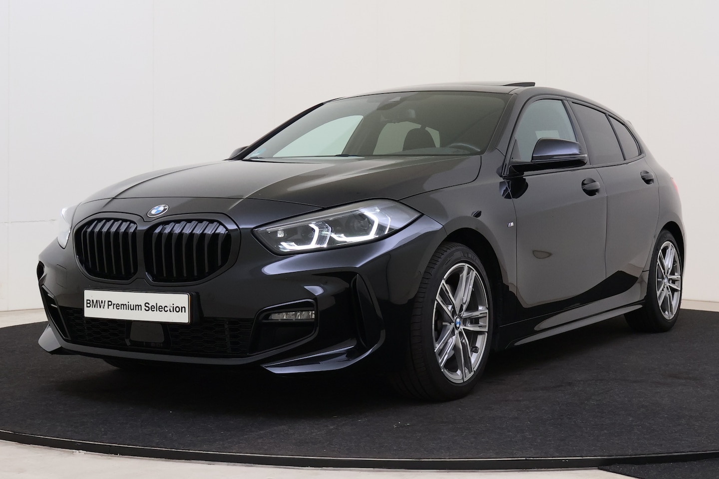 BMW 1-serie - 118i Executive M Sport Automaat / Panoramadak / M Sportstoelen / Achteruitrijcamera / Adap - AutoWereld.nl