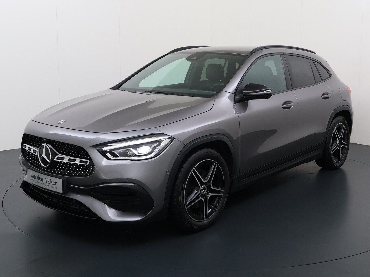 Mercedes-Benz GLA-Klasse - 180 AMG // Nightpakket // 19” AMG // Dealer onderhouden - AutoWereld.nl
