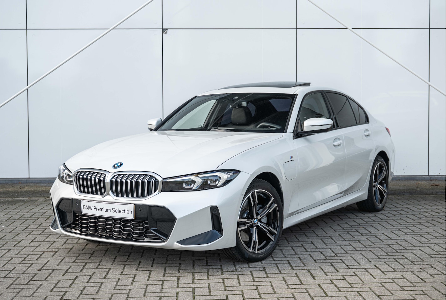 BMW 3-serie - 330e M Sport Automaat / Trekhaak / Schuif-kanteldak / Sportstoelen / Stoelverwarming / Ach - AutoWereld.nl