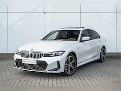 BMW 3-serie - 330e M Sport Automaat / Trekhaak / Schuif-kanteldak / Sportstoelen / Stoelverwarming / Ach
