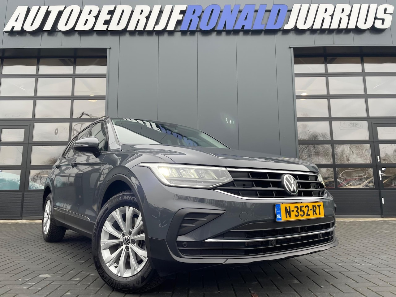 Volkswagen Tiguan - 1.5 TSI Life NL.Auto/Trekhaak/Facelift/150Pk/Carplay/Adaptive Cruise/Full Led/1Ste Eigenaa - AutoWereld.nl