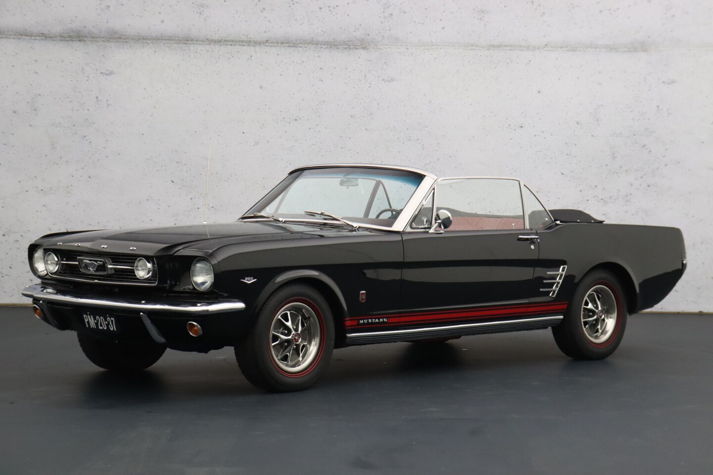 Ford Mustang - Cabriolet V8 | Handgeschakeld | Perfect gerestaureerd | Elektrische kap | Nieuw lederen in - AutoWereld.nl