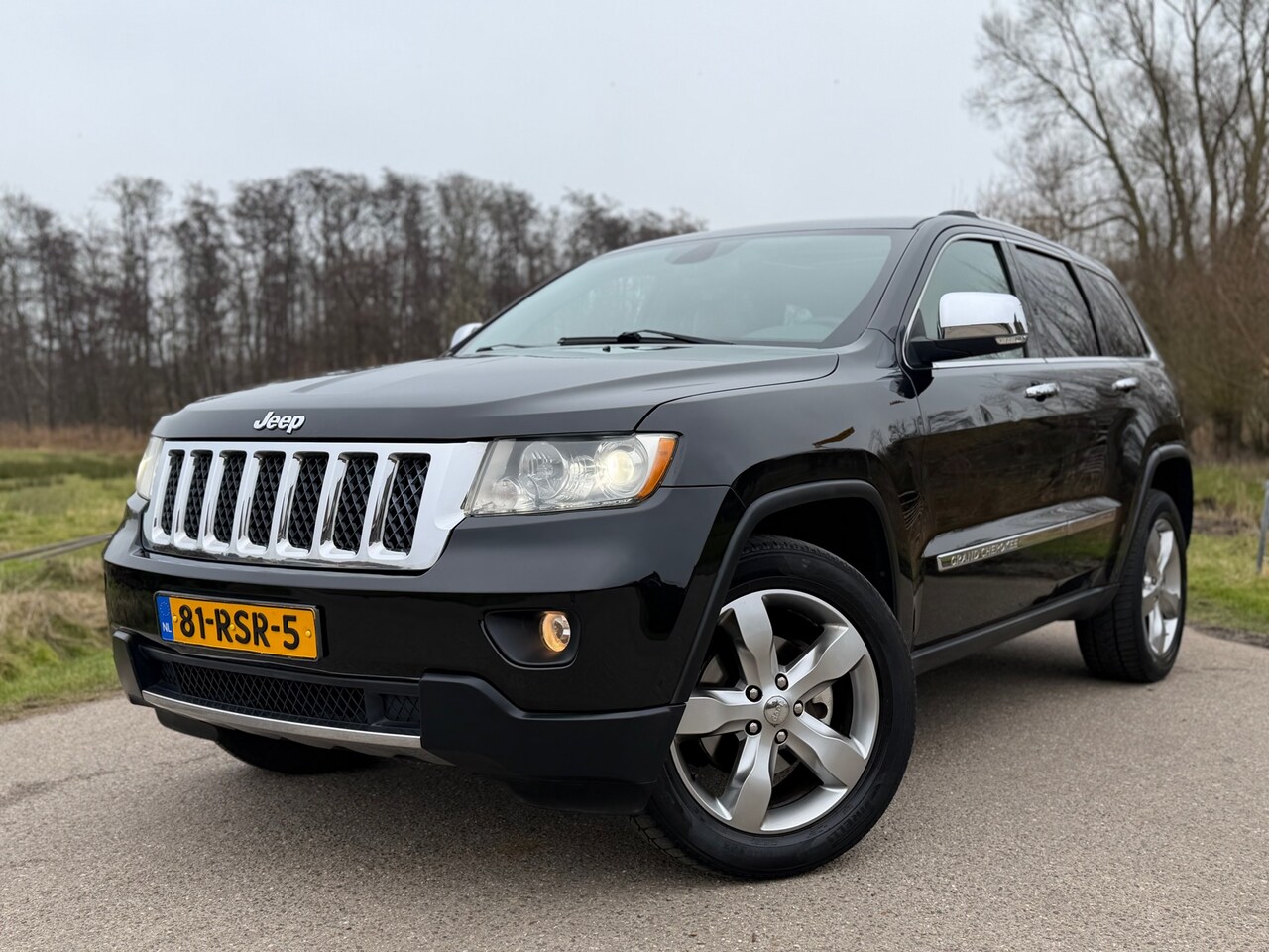 Jeep Grand Cherokee - 3.6 Overland Automaat / Youngtimer / Panoramadak / Leder / Stoelverwarming / Navi / Clima - AutoWereld.nl