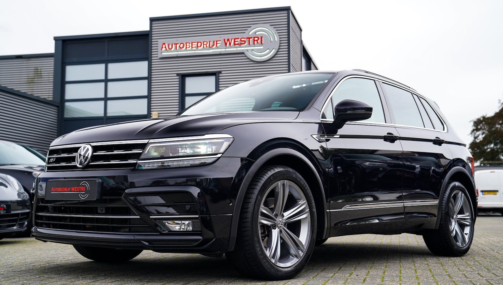 Volkswagen Tiguan - 1.5 TSI ACT Highline Business R-Line | Panorama | Virtual | Carplay | Camera | Alcantara | - AutoWereld.nl