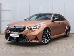 BMW M5 - Automaat / M Drive Professional / Bowers & Wilkins / M Multifunctionele Stoelen / Parking