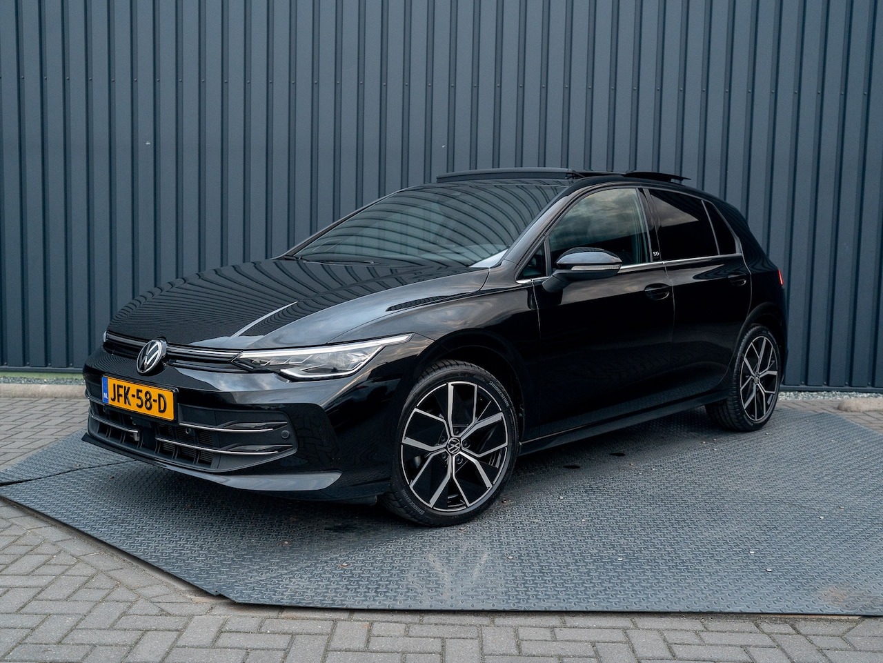 Volkswagen Golf - 1.5 eTSI 50 Edition | Panodak | Stoelgeheugen | Head up | Trekhaak Elk. Wegkl. | Harman/ K - AutoWereld.nl