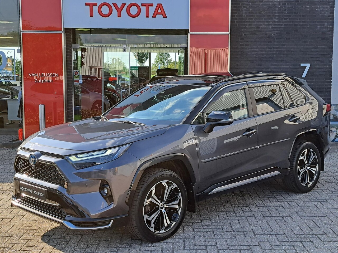 Toyota RAV4 - 2.5 PHEV AWD BI-TONE PLUS JBL-AUDIO MEMORY-SEAT SCHUIFDAK AFN-TREKHAAK BLIND-SPOT STOELKOE - AutoWereld.nl