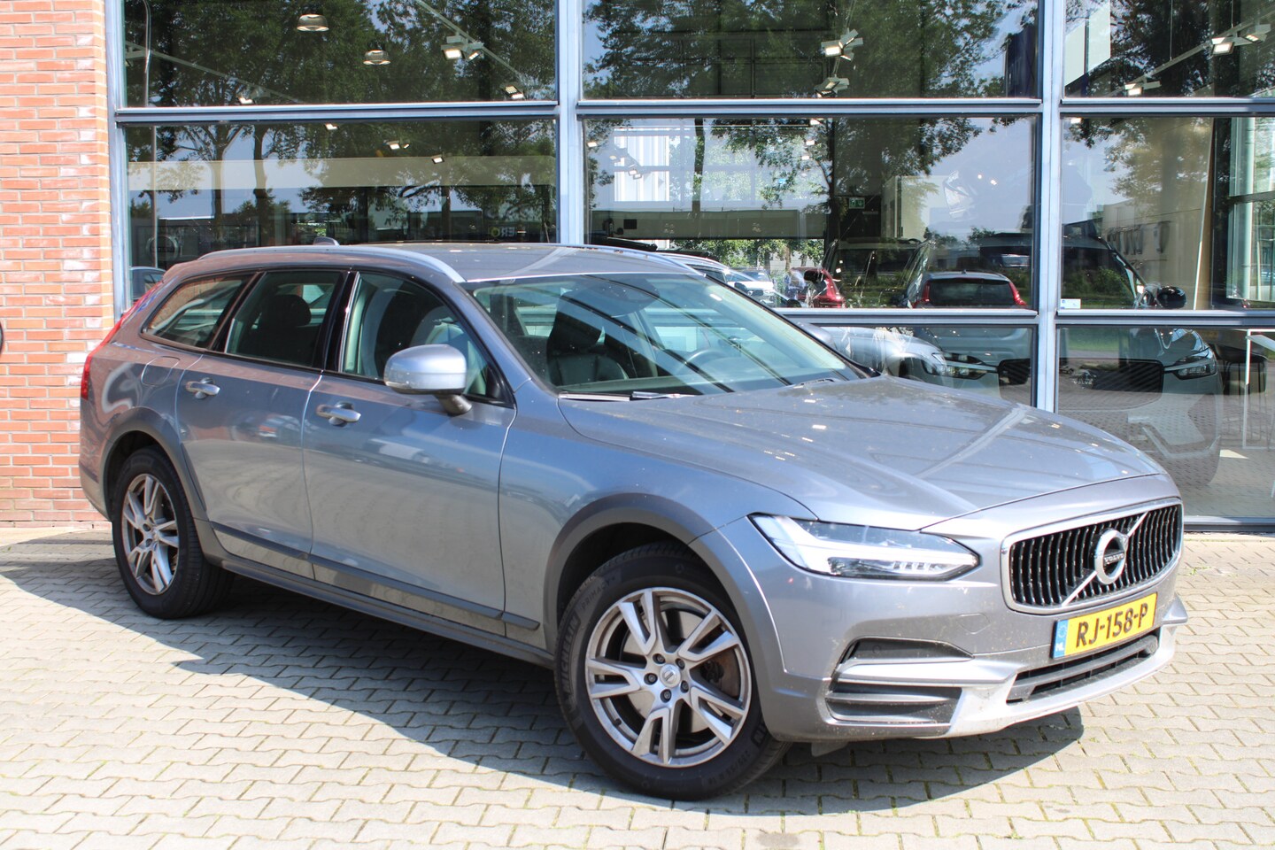 Volvo V90 Cross Country - T5 AWD 90th Anniversary Edition | Trekhaak | Blis | Keyless Entry - AutoWereld.nl
