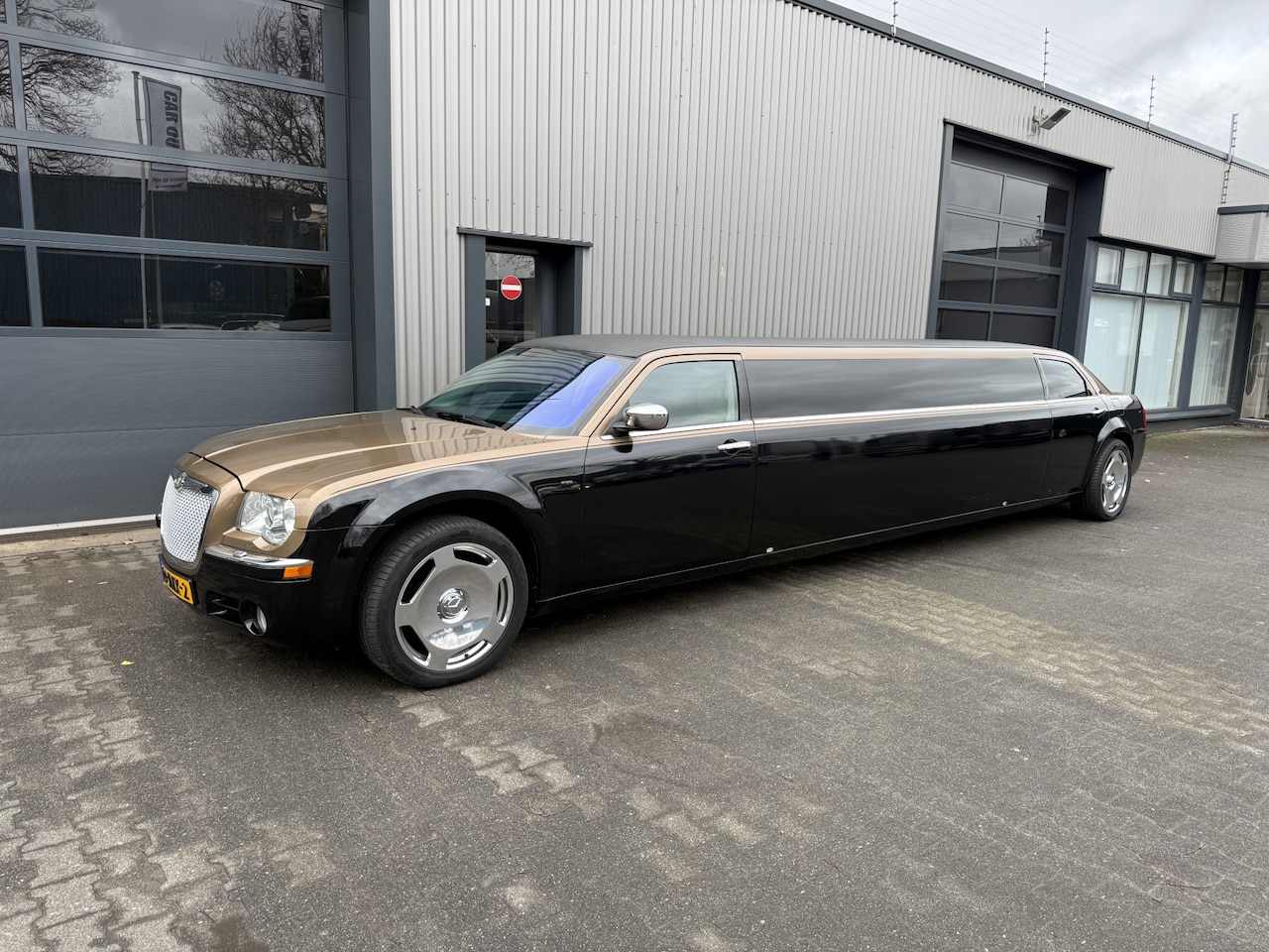 Chrysler 300C - 3.5 V6 Stretch Limousine 120 Custom UNIEK! met Nieuwe APK – Inruil Mogelijk – - AutoWereld.nl