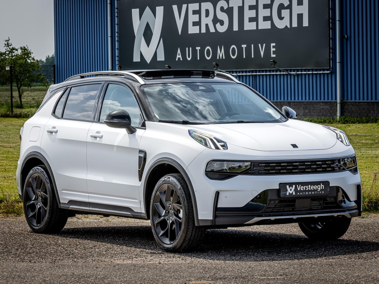Lynk & Co 01 - 1.5 Plug-In Hybrid 262pk | Satin White Vanilla | Trekhaak | Blacked Out - AutoWereld.nl