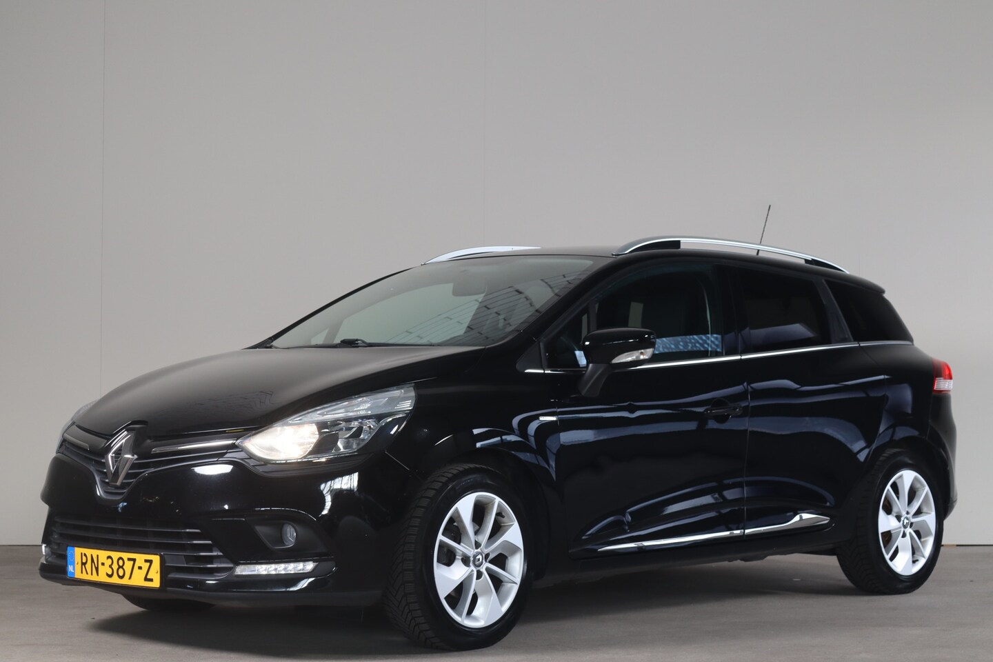 Renault Clio Estate - 0.9 TCe Limited - NL- Auto!! Airco I Parksens. A I Navi - AutoWereld.nl