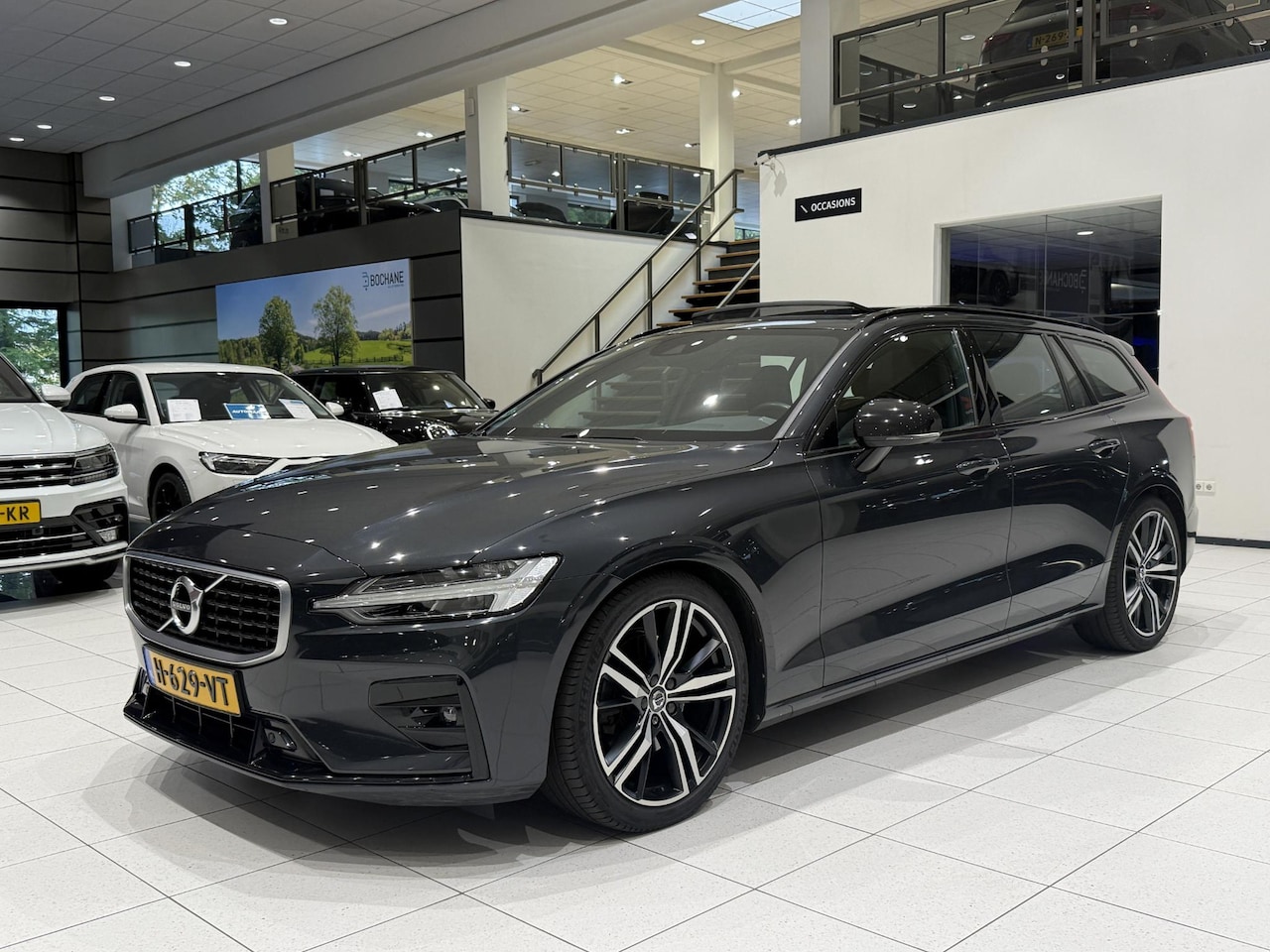 Volvo V60 - 2.0 T4 R-Design | Panoramadak | Trekhaak | Stoelverwarming | Adaptive Cruise Control | - AutoWereld.nl