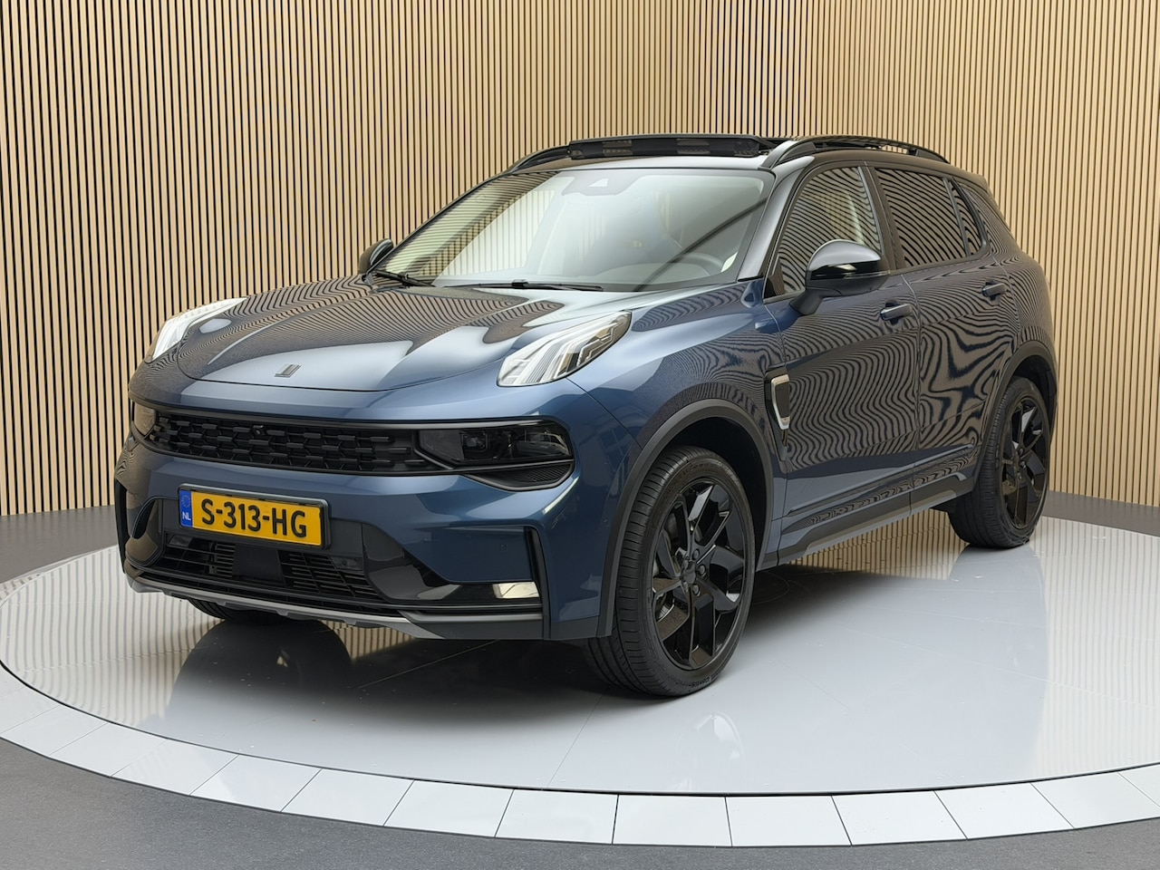 Lynk & Co 01 - 1.5 Plug-in Hybrid 261PK Black Edition | 360° Camera | Origineel NL | Panoramadak - AutoWereld.nl
