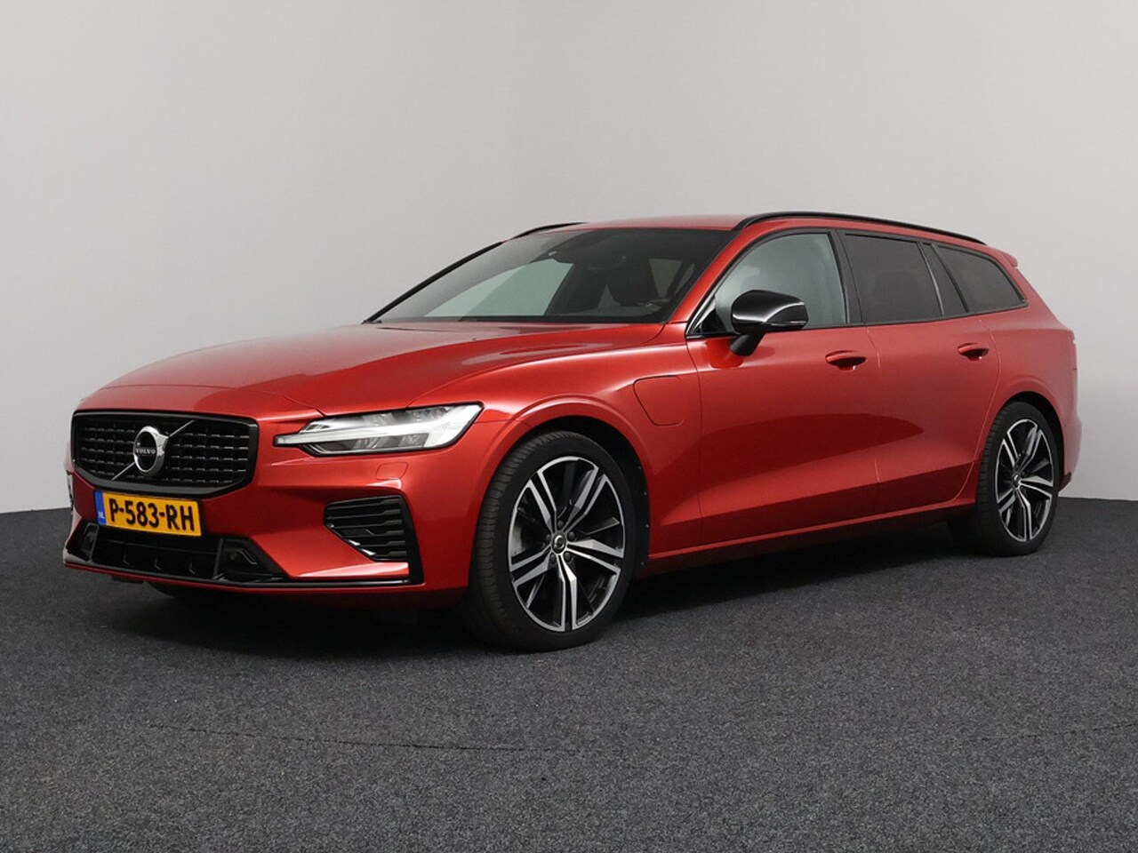 Volvo V60 - 2.0 T6 Plug-in hybrid AWD Plus Bright R-design | 18,8 kWh | Longe Range! | Pilot Assist | - AutoWereld.nl