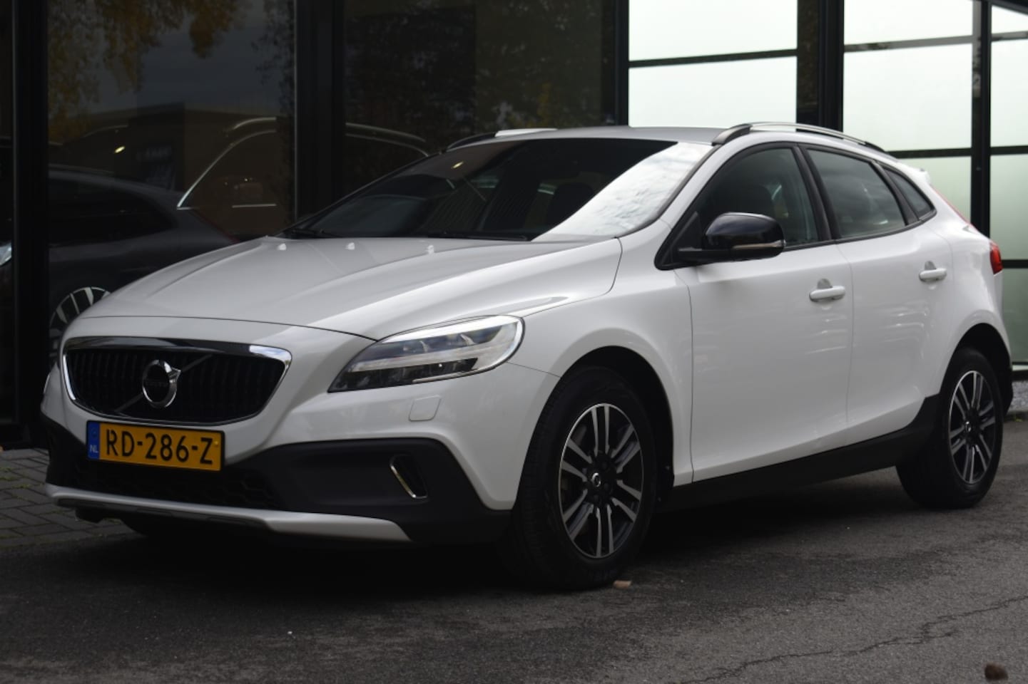 Volvo V40 Cross Country - T3 152pk Aut. Nordic+ | LED | Stoelverarming | Parkeerverwarming - AutoWereld.nl