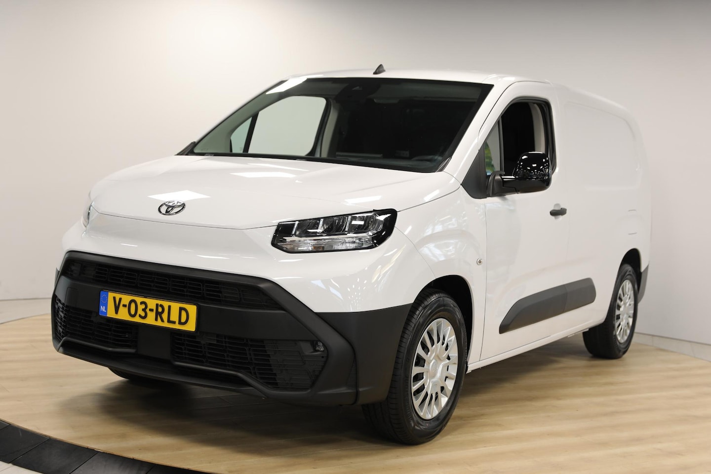Toyota PROACE CITY Electric - Challenger Long 50 kWh | 3 zitplaatsen | Camera | Apple Carplay | Direct leverbaar! - AutoWereld.nl