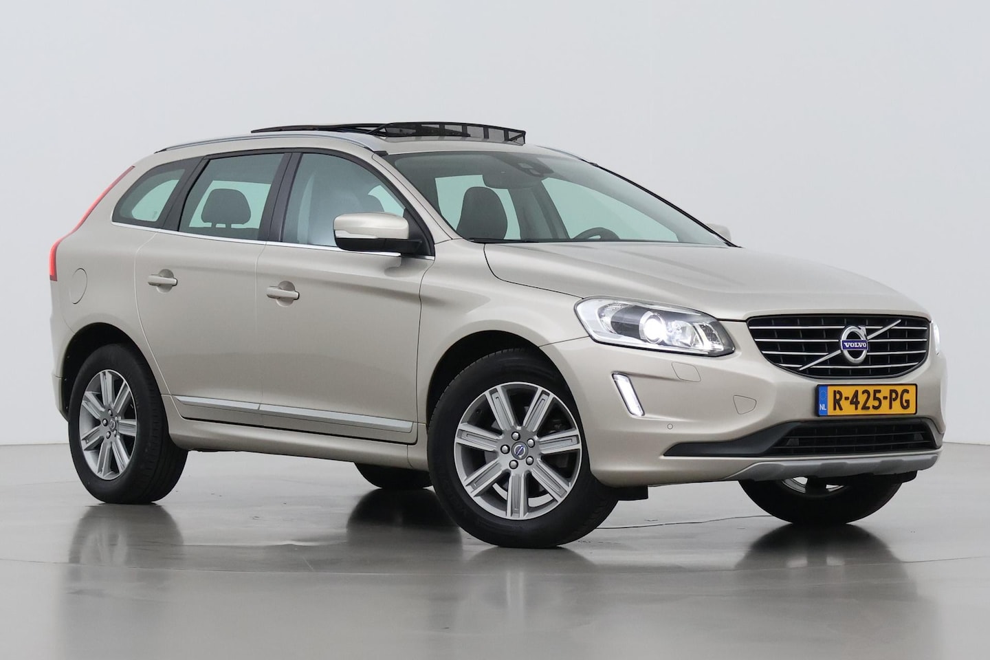 Volvo XC60 - 2.4 D4 Summum | 5-cilinder | Panoramadak | Trekhaak | Camera | Navigatie | Stoelverwarming - AutoWereld.nl