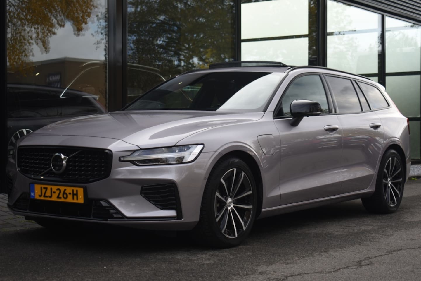 Volvo V60 - T8 455pk AWD Plus Dark | Premium | Climate | Trekhaak - AutoWereld.nl