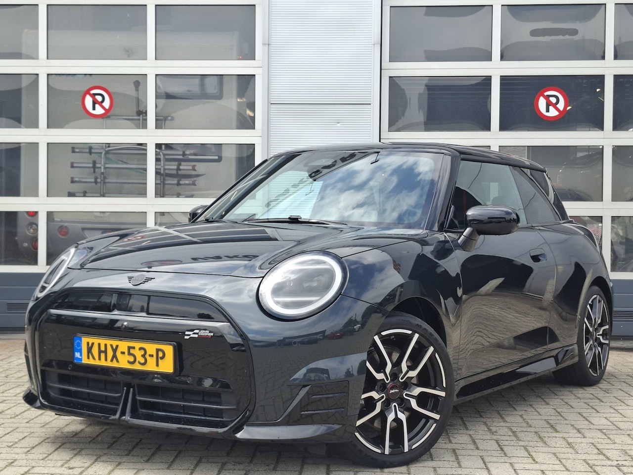 MINI Electric - 3-Deurs Cooper SE John Cooper Works 54.2 kWh | XL Trim | SoH 97% | Navigatie/Android/Apple - AutoWereld.nl