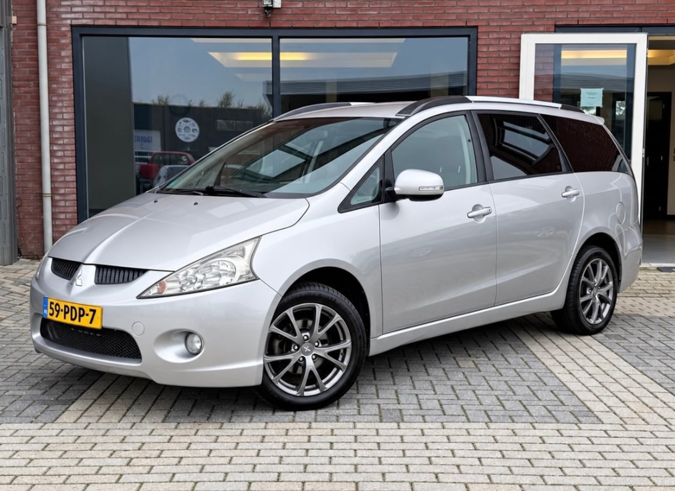 Mitsubishi Grandis - 2.4-16V Limited | 7 persoons | Trekhaak | Cruise | Airco | - AutoWereld.nl