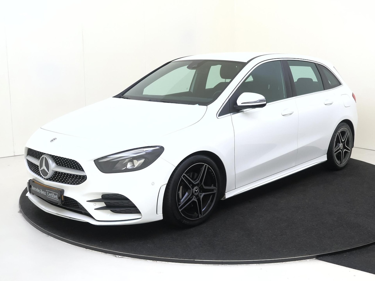 Mercedes-Benz B-klasse - 180 Premium Plus AMG /18 Inch /Sfeerverlichting - AutoWereld.nl